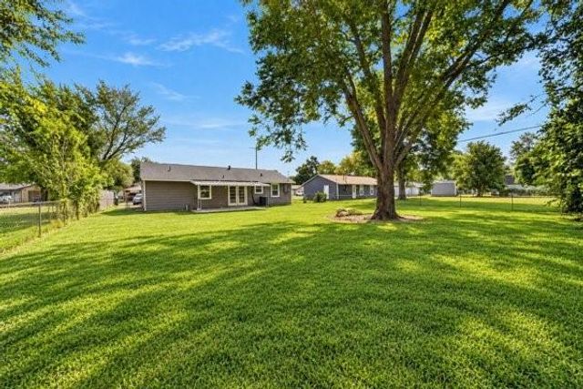 201 Inwood Ln, Highlands, TX 77562