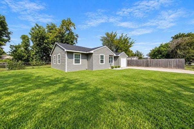 201 Inwood Ln, Highlands, TX 77562
