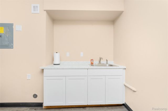 2711 Fort Street, Wyandotte, MI 48192