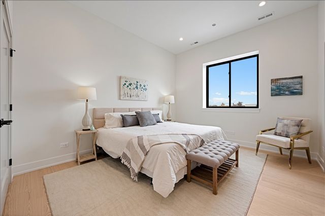 5340 N Lincoln Avenue 403, Chicago, IL 60625