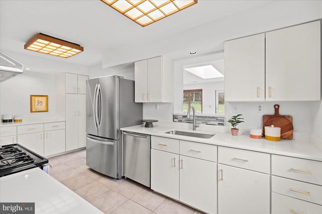 503 WOODLAND TER, Alexandria, VA 22302