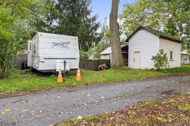 424 Hardwick St, Belvidere Twp., NJ 07823