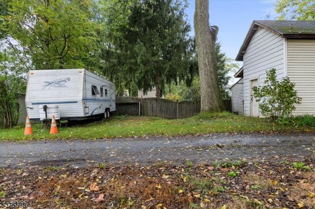 424 Hardwick St, Belvidere Twp., NJ 07823