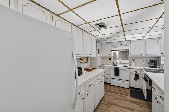 1200 N SHORE DRIVE NE 201 furnished, St Petersburg, FL 33701