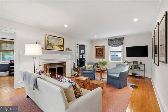 7 FARM RD, Wayne, PA 19087