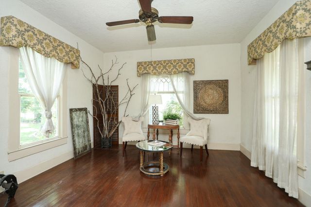 212 S Pine Street, Tomball, TX 77375