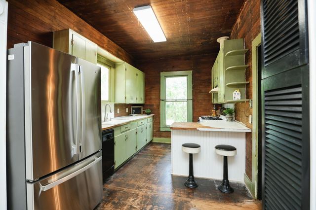 212 S Pine Street, Tomball, TX 77375