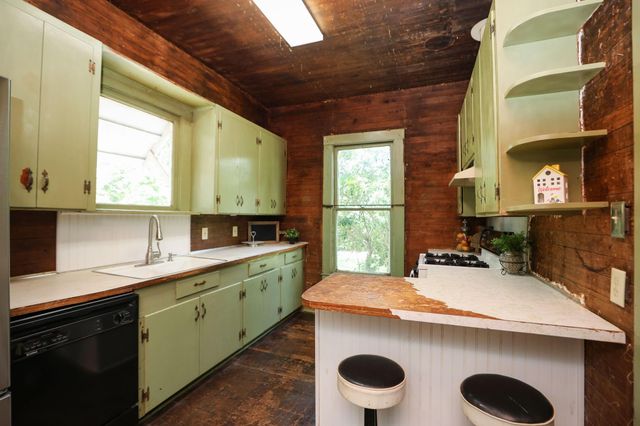 212 S Pine Street, Tomball, TX 77375
