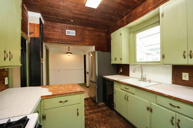 212 S Pine Street, Tomball, TX 77375