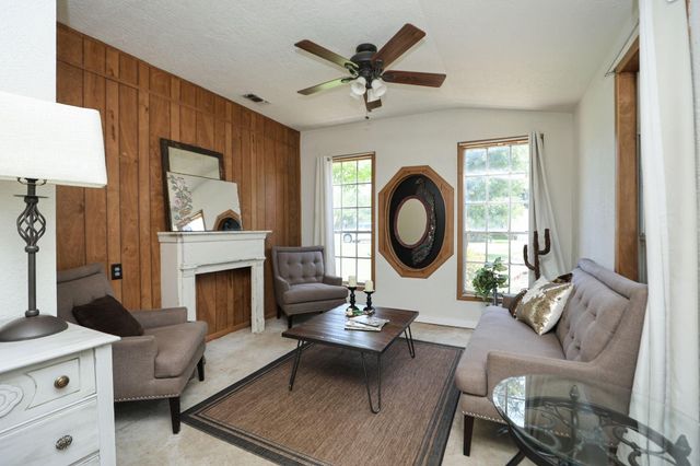 212 S Pine Street, Tomball, TX 77375
