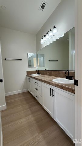 622 Rushcutters Bay Drive, Bakersfield, CA 93307