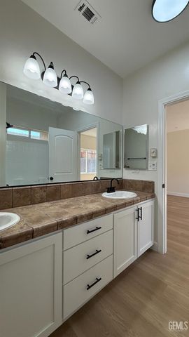 622 Rushcutters Bay Drive, Bakersfield, CA 93307