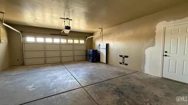 622 Rushcutters Bay Drive, Bakersfield, CA 93307