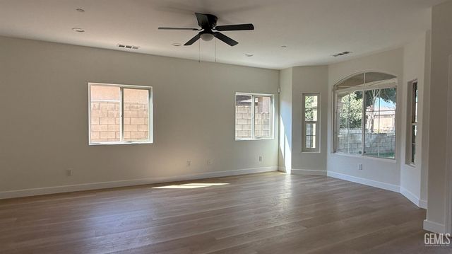 622 Rushcutters Bay Drive, Bakersfield, CA 93307