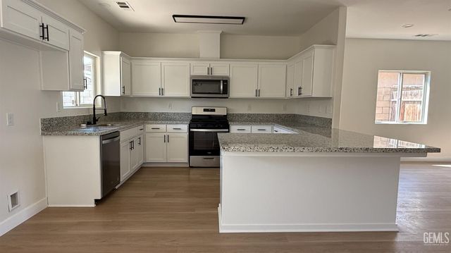 622 Rushcutters Bay Drive, Bakersfield, CA 93307