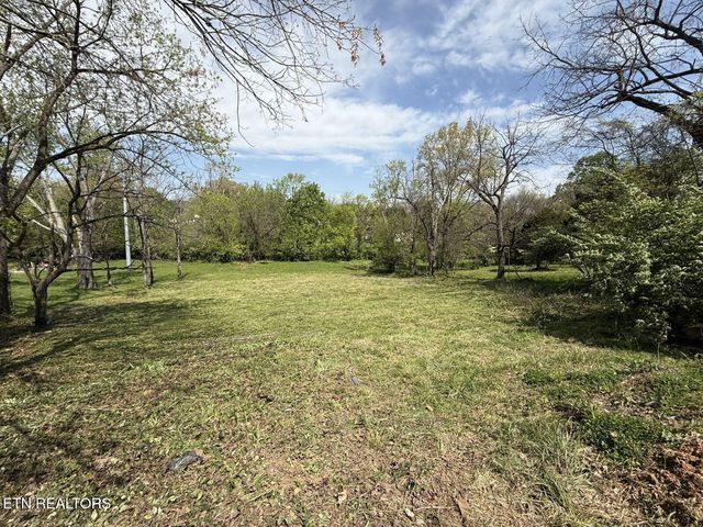 2211 Maple Drive, Knoxville, TN 37918