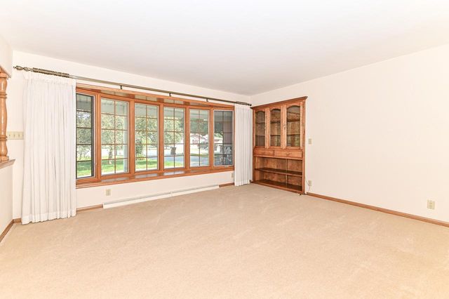 18571 W Hillcrest DRIVE, New Berlin, WI 53146