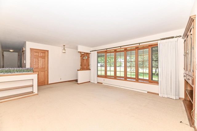 18571 W Hillcrest DRIVE, New Berlin, WI 53146