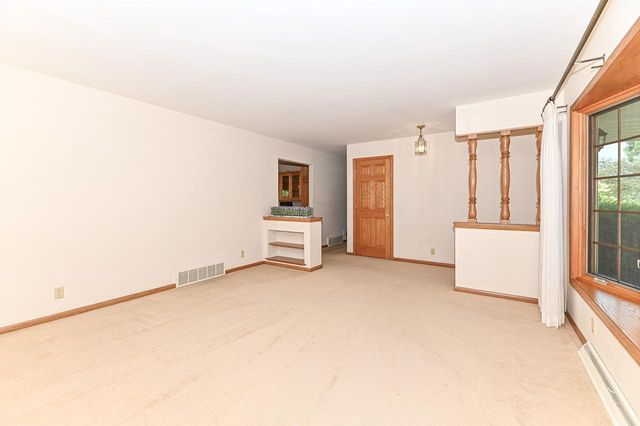 18571 W Hillcrest DRIVE, New Berlin, WI 53146