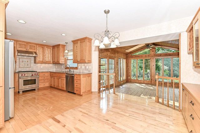 18571 W Hillcrest DRIVE, New Berlin, WI 53146