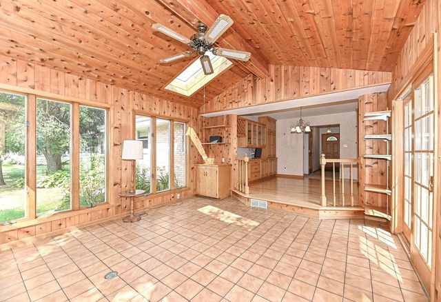 18571 W Hillcrest DRIVE, New Berlin, WI 53146