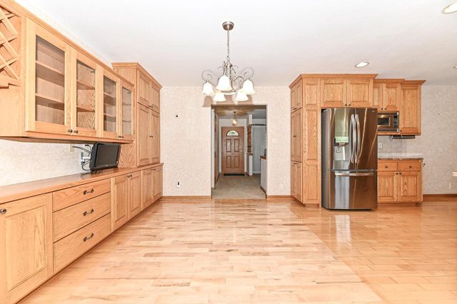18571 W Hillcrest DRIVE, New Berlin, WI 53146