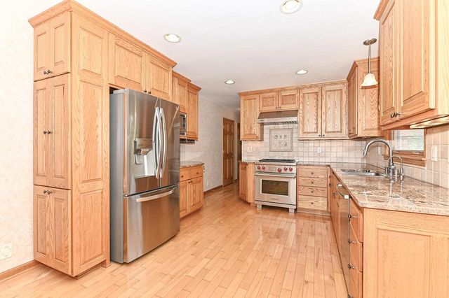 18571 W Hillcrest DRIVE, New Berlin, WI 53146