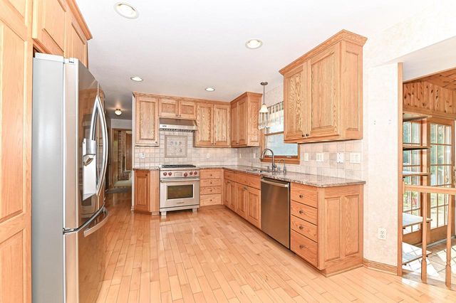 18571 W Hillcrest DRIVE, New Berlin, WI 53146