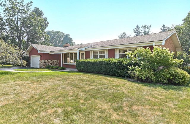 18571 W Hillcrest DRIVE, New Berlin, WI 53146