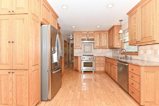 18571 W Hillcrest DRIVE, New Berlin, WI 53146