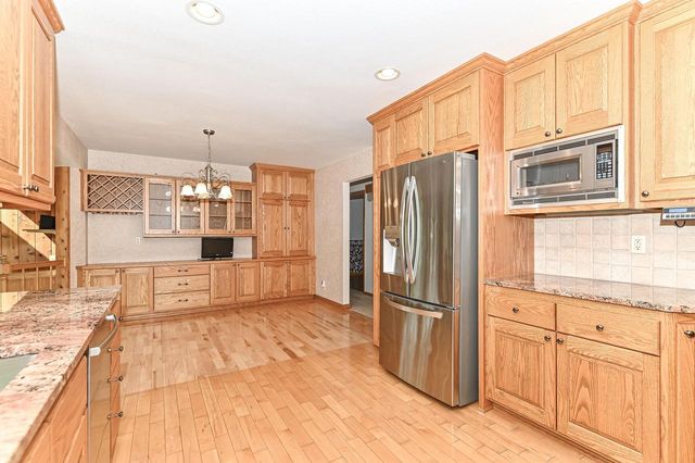 18571 W Hillcrest DRIVE, New Berlin, WI 53146