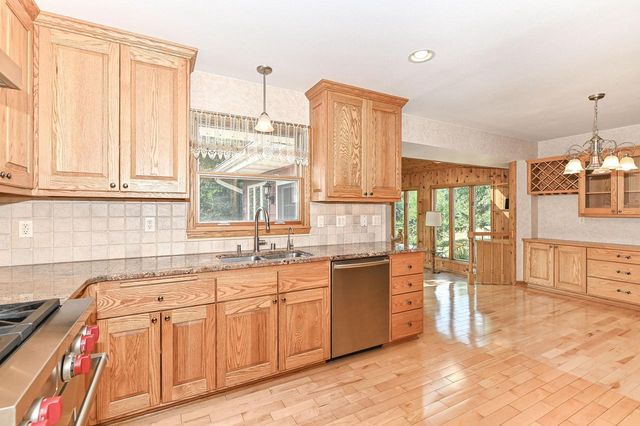 18571 W Hillcrest DRIVE, New Berlin, WI 53146