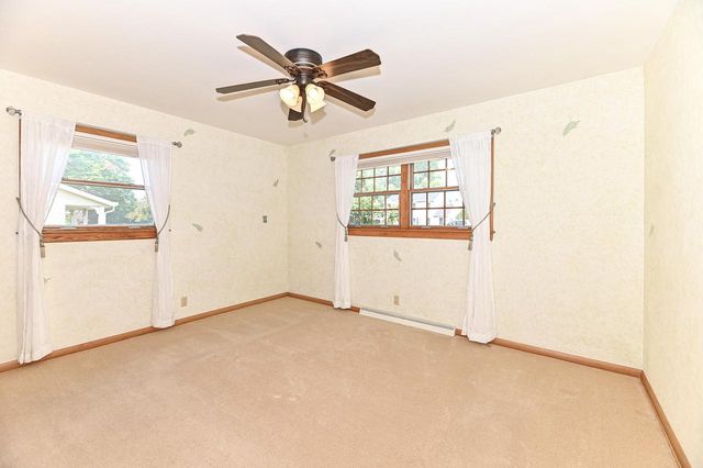 18571 W Hillcrest DRIVE, New Berlin, WI 53146