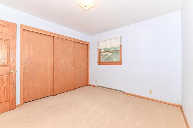 18571 W Hillcrest DRIVE, New Berlin, WI 53146