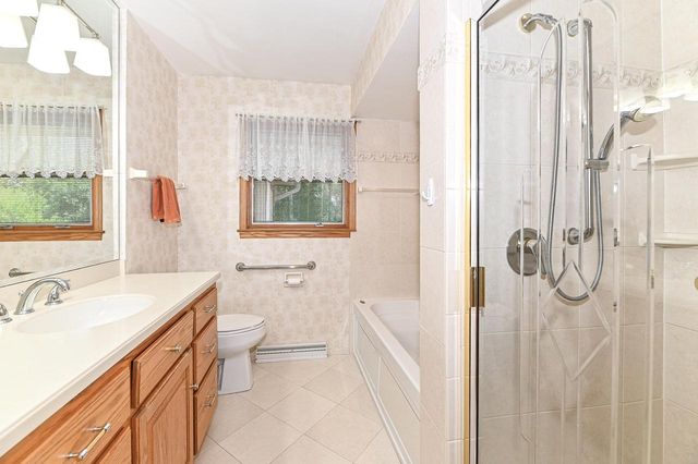 18571 W Hillcrest DRIVE, New Berlin, WI 53146