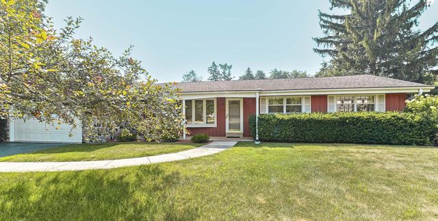 18571 W Hillcrest DRIVE, New Berlin, WI 53146