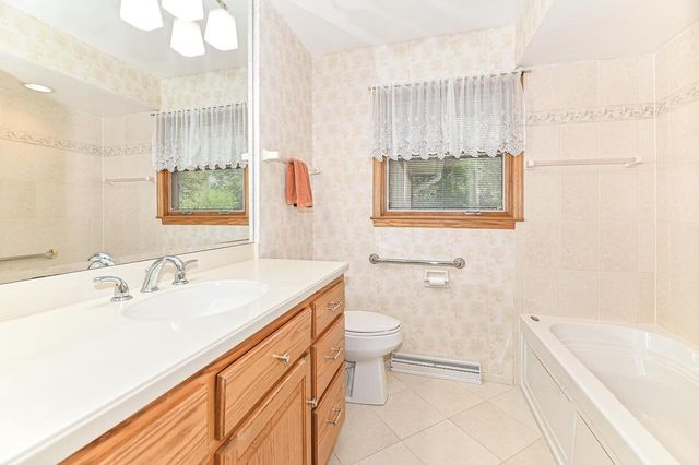 18571 W Hillcrest DRIVE, New Berlin, WI 53146