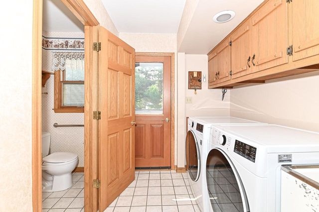 18571 W Hillcrest DRIVE, New Berlin, WI 53146
