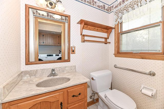 18571 W Hillcrest DRIVE, New Berlin, WI 53146