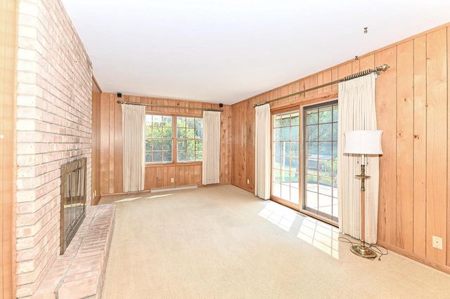 18571 W Hillcrest DRIVE, New Berlin, WI 53146