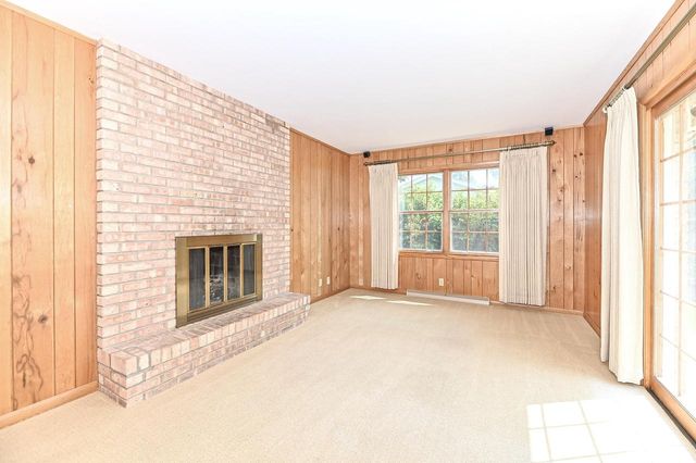 18571 W Hillcrest DRIVE, New Berlin, WI 53146