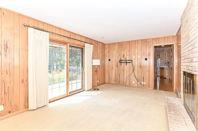 18571 W Hillcrest DRIVE, New Berlin, WI 53146