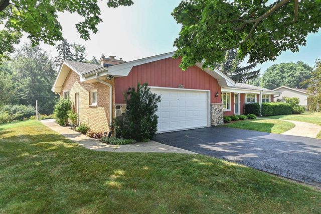 18571 W Hillcrest DRIVE, New Berlin, WI 53146
