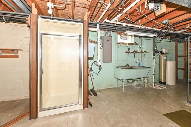 18571 W Hillcrest DRIVE, New Berlin, WI 53146