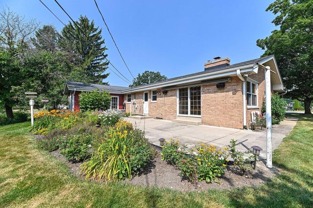 18571 W Hillcrest DRIVE, New Berlin, WI 53146