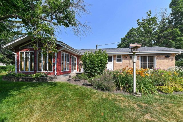 18571 W Hillcrest DRIVE, New Berlin, WI 53146