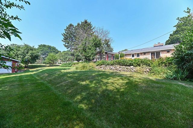 18571 W Hillcrest DRIVE, New Berlin, WI 53146