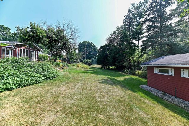 18571 W Hillcrest DRIVE, New Berlin, WI 53146