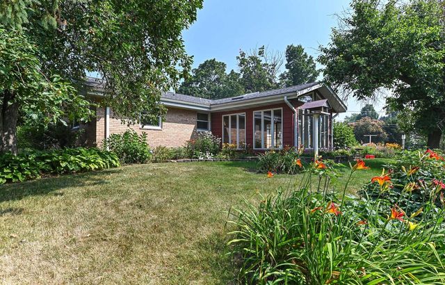 18571 W Hillcrest DRIVE, New Berlin, WI 53146