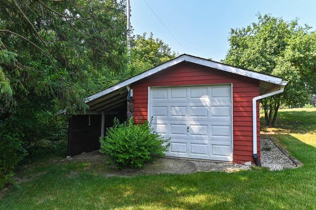 18571 W Hillcrest DRIVE, New Berlin, WI 53146